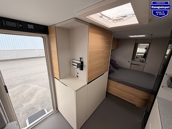 Adria ADORA 613 UT - Queenbed / Badrum m dusch 8 of 16