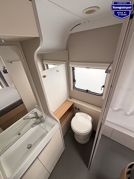 Adria ADORA 613 UT - Queenbed / Badrum m dusch 10 of 16