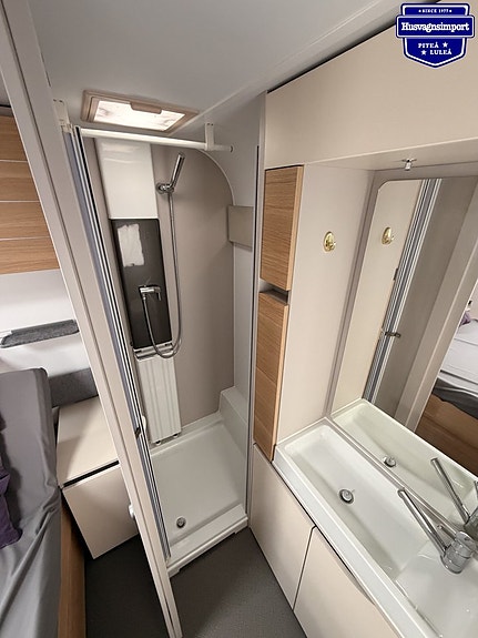 Adria ADORA 613 UT - Queenbed / Badrum m dusch 11 of 16