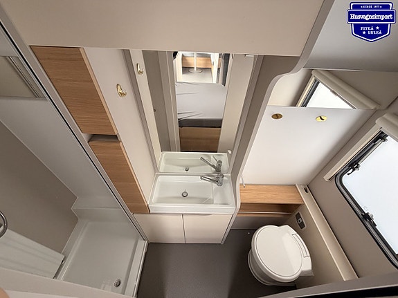 Adria ADORA 613 UT - Queenbed / Badrum m dusch 9 of 16