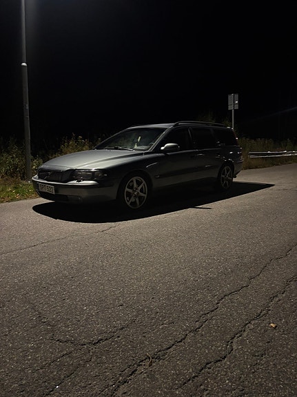 Volvo V70 2 of 6