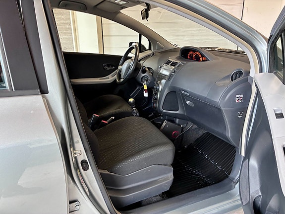 Toyota Yaris 9 of 11