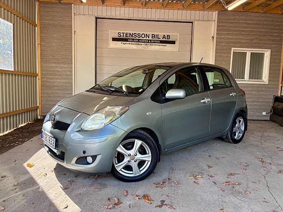 Toyota Yaris 2 of 11
