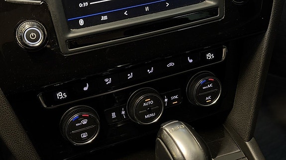 Volkswagen Passat 21 of 30
