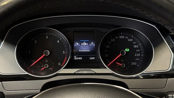 Volkswagen Passat 18 of 30