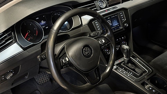 Volkswagen Passat 14 of 30