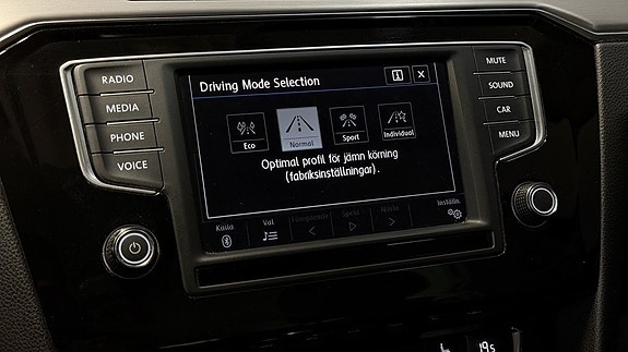 Volkswagen Passat 23 of 30