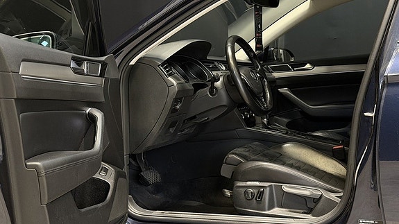Volkswagen Passat 12 of 30
