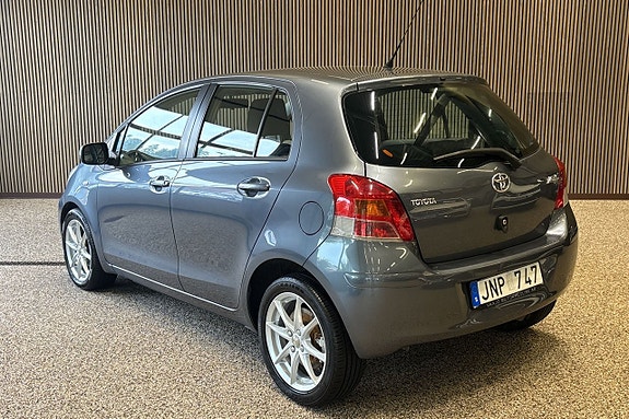 Toyota Yaris 3 of 11