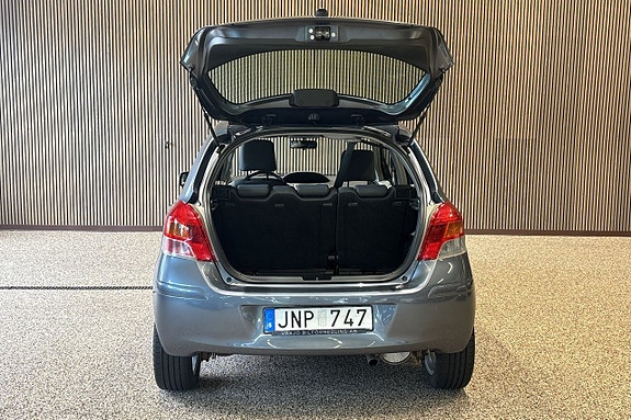 Toyota Yaris 9 of 11