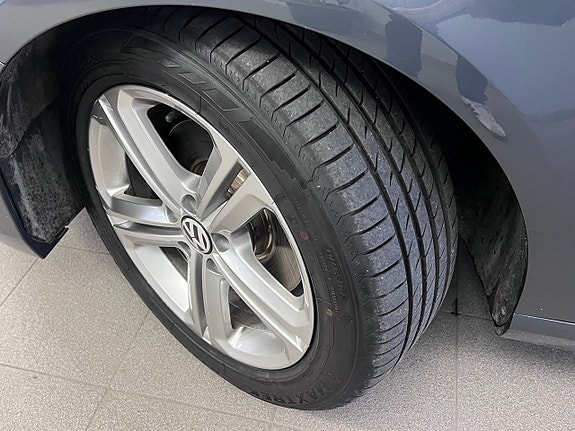 Volkswagen Passat 2 of 22