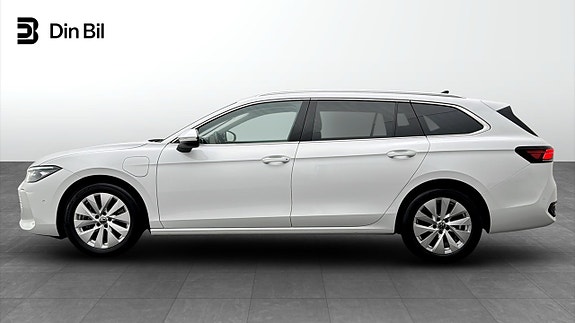 Volkswagen Passat 2 of 19
