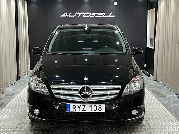 Mercedes-Benz B180 2 of 21