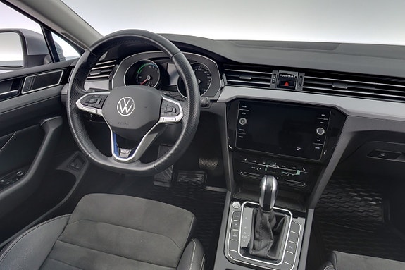 Volkswagen Passat 15 of 26