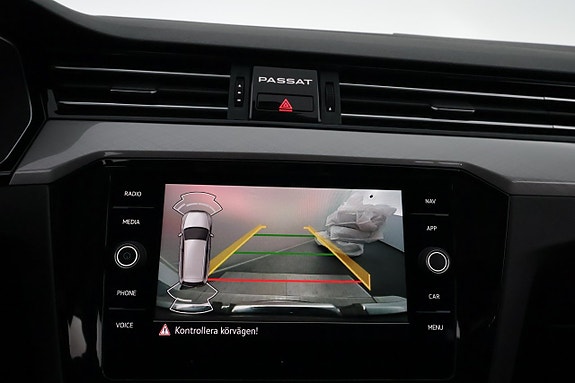 Volkswagen Passat 19 of 26