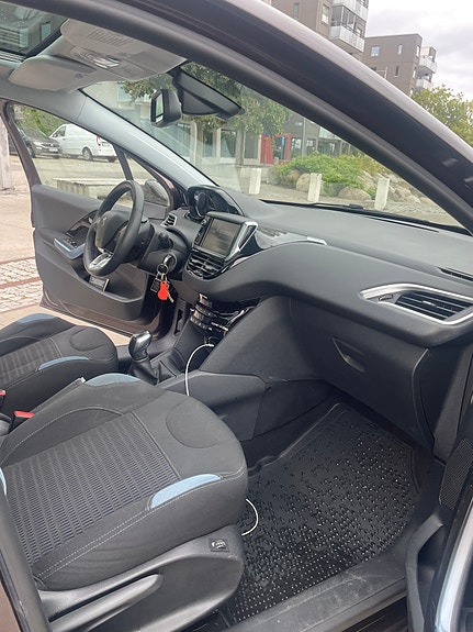 Peugeot 208 2 of 5
