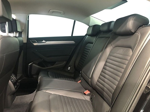 Volkswagen Passat 10 of 12