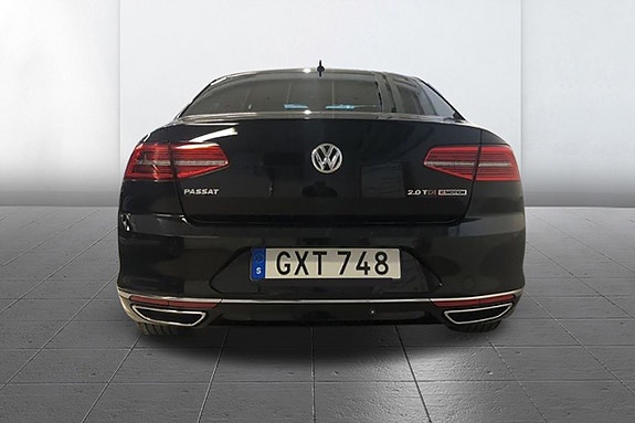 Volkswagen Passat 4 of 12