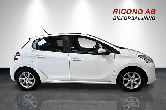 Peugeot 208 2 of 19