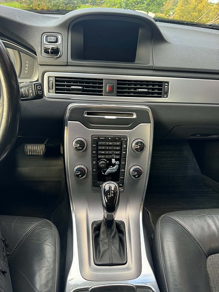 Volvo V70 2 of 4