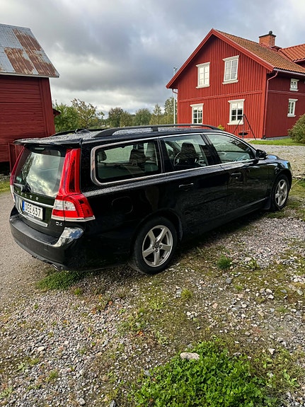 Volvo V70 3 of 4