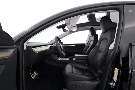 Tesla Model Y 10 of 23