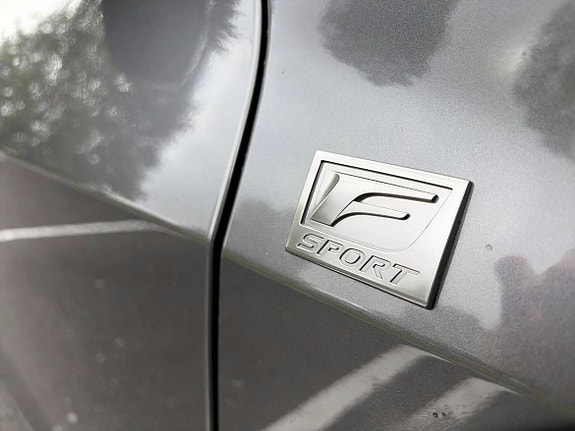 Lexus UX300h 23 of 25