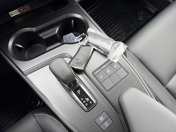 Lexus UX300h 14 of 25