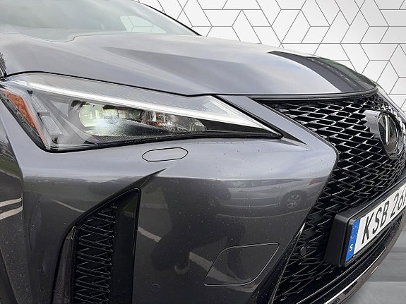Lexus UX300h 24 of 25