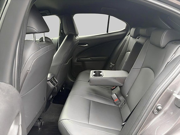 Lexus UX300h 7 of 25