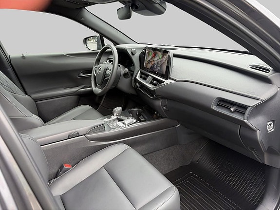 Lexus UX300h 6 of 25
