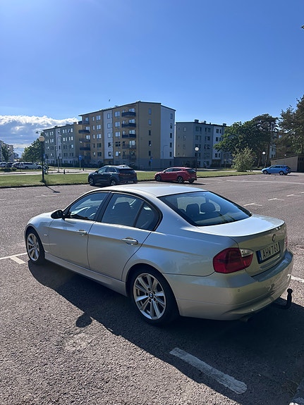 BMW 320i 2 of 4