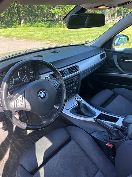 BMW 320i 3 of 4