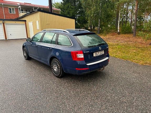 Skoda Octavia 2 of 5