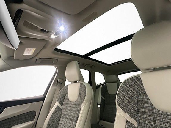 Volvo XC60 13 of 30
