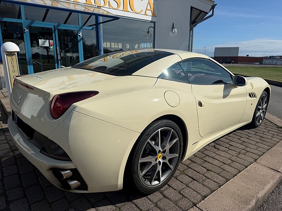Ferrari California 4 of 9