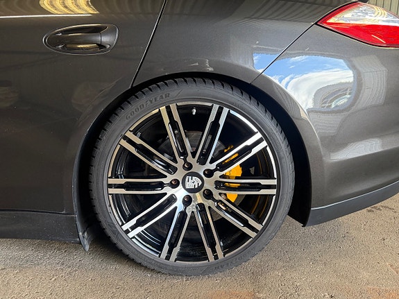 Porsche Panamera 4S 10 of 26