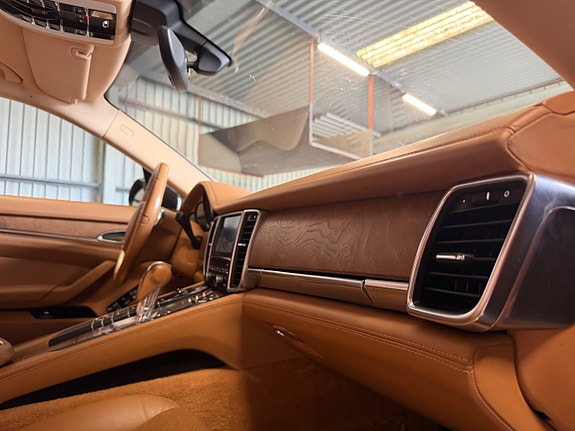 Porsche Panamera 4S 17 of 26