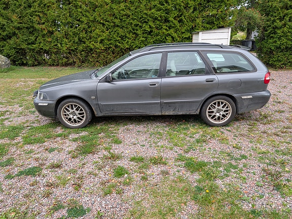 Volvo V40 2 of 3