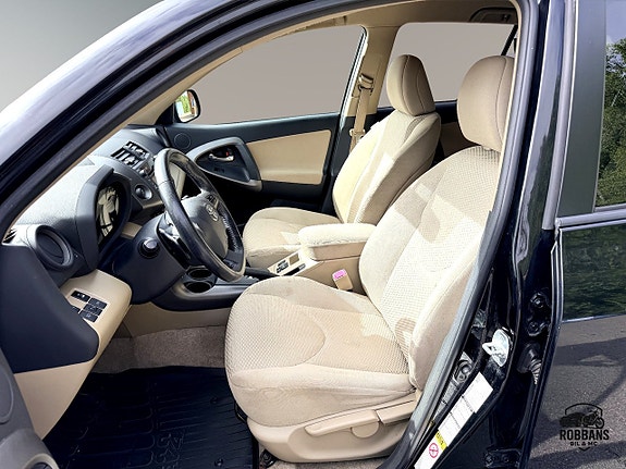 Toyota RAV4 9 of 18