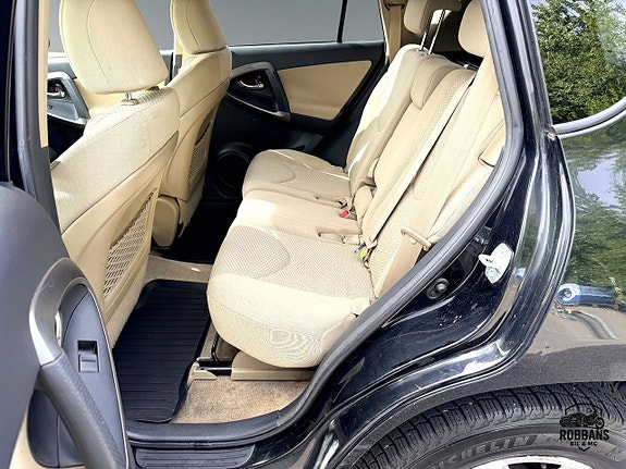 Toyota RAV4 10 of 18