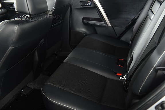 Toyota RAV4 7 of 18