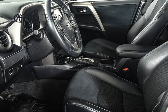 Toyota RAV4 6 of 18