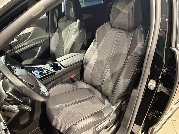 Peugeot 5008 2 of 9