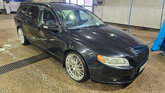 Volvo V70 2 of 9
