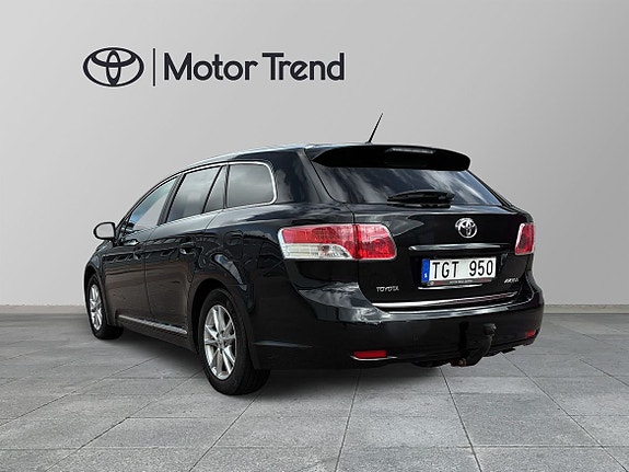 Toyota Avensis 2 of 17