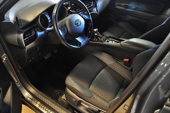 Toyota C-HR 12 of 16