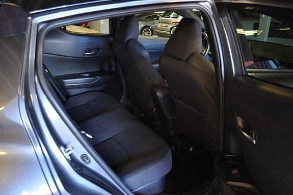 Toyota C-HR 15 of 16