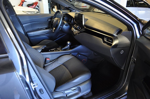 Toyota C-HR 13 of 16