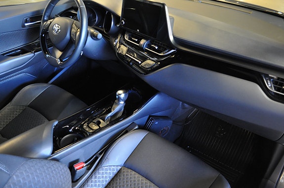 Toyota C-HR 14 of 16